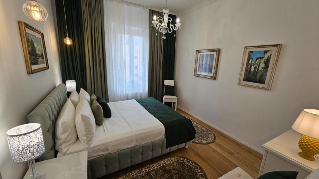 Val's Vatican Wall Apartment