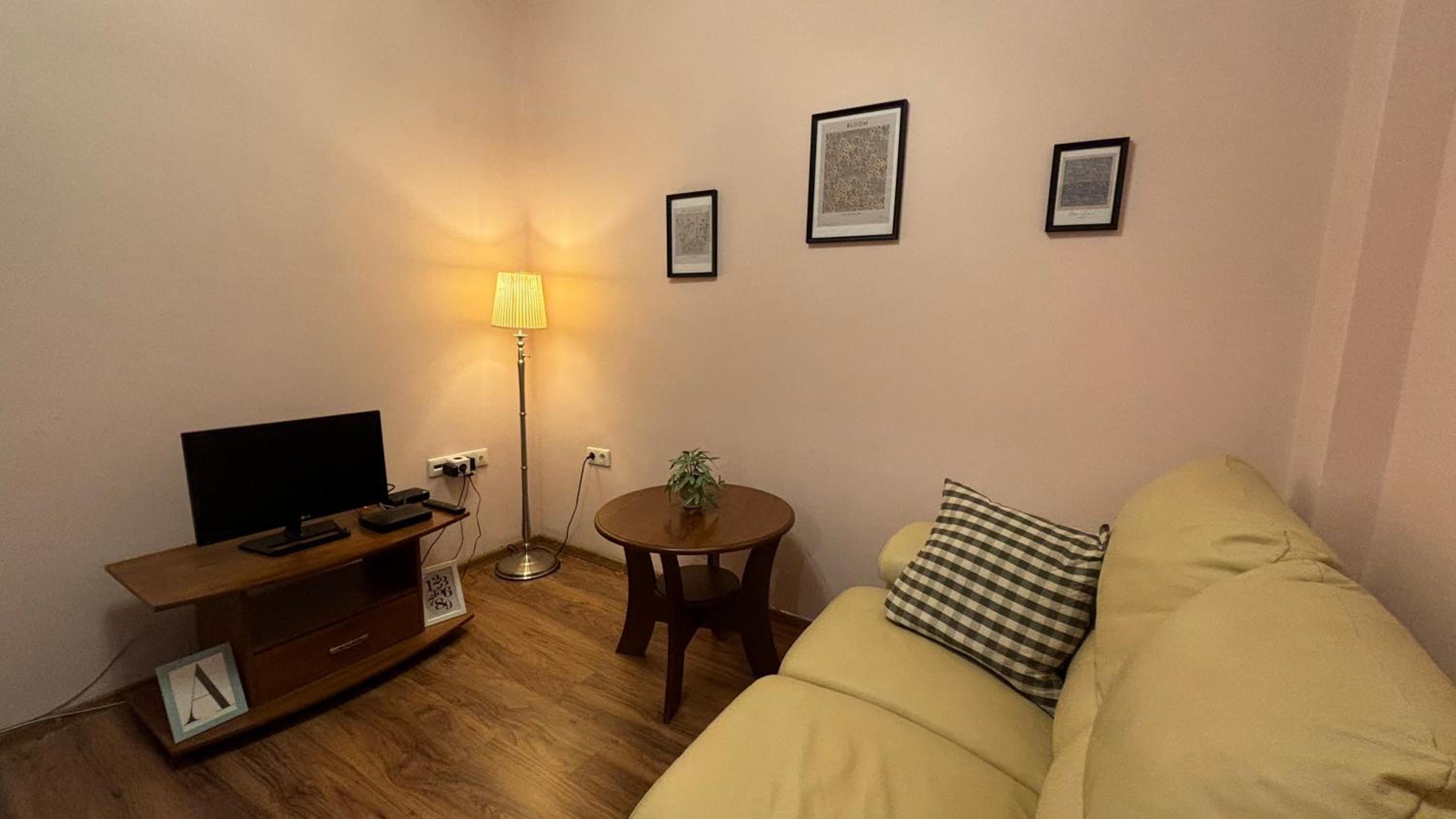 Quiet 2 bedrooms downtown apart