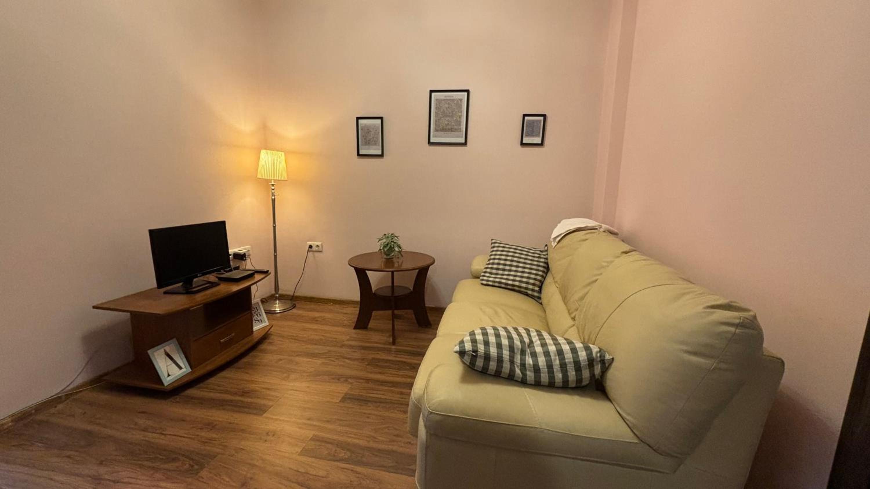 Quiet 2 bedrooms downtown apart