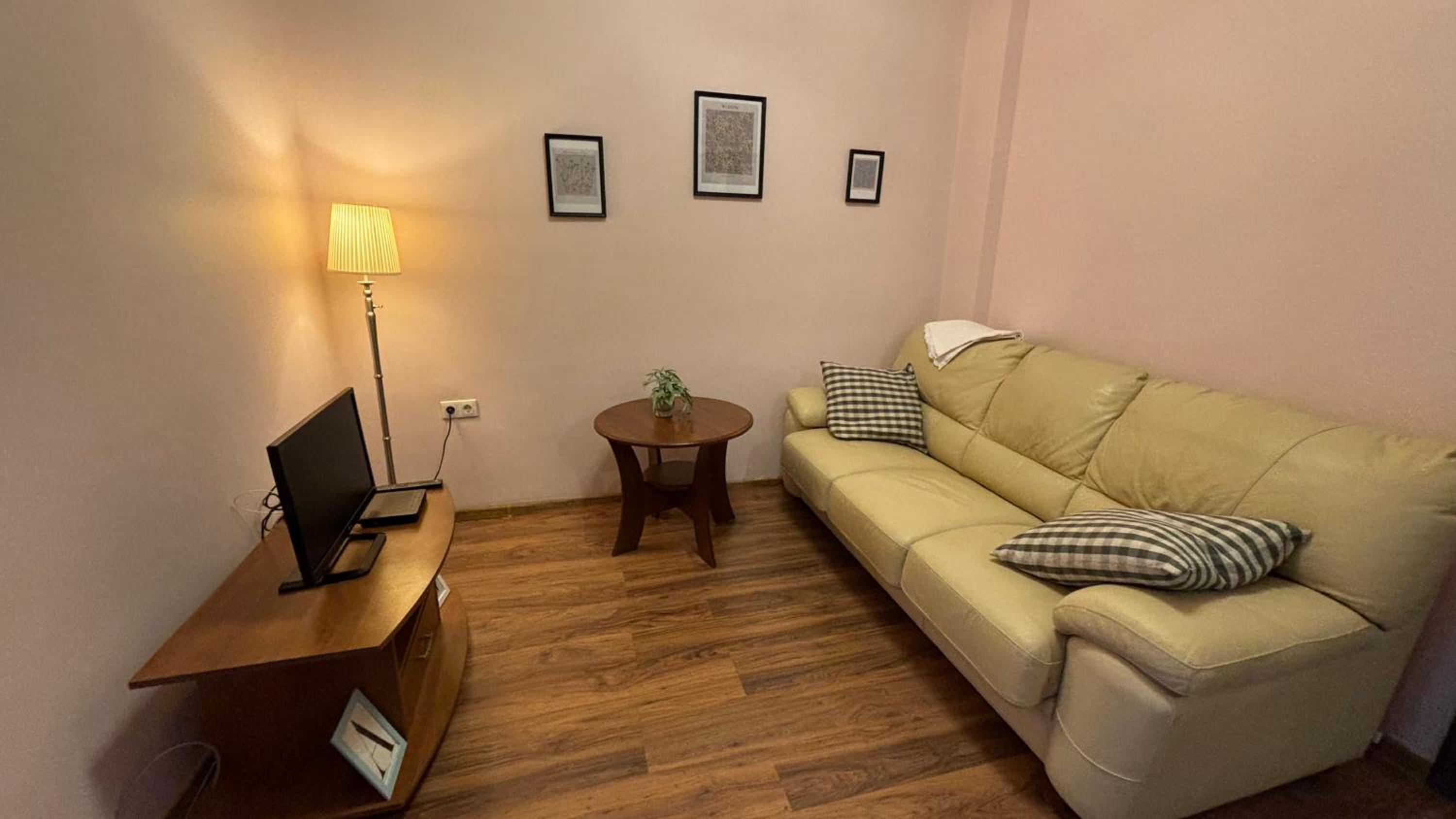Quiet 2 bedrooms downtown apart
