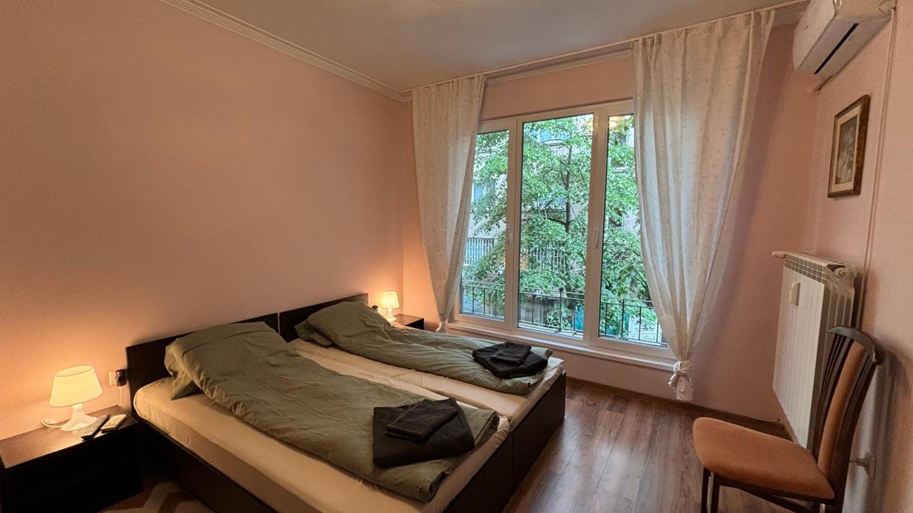 Quiet 2 bedrooms downtown apart