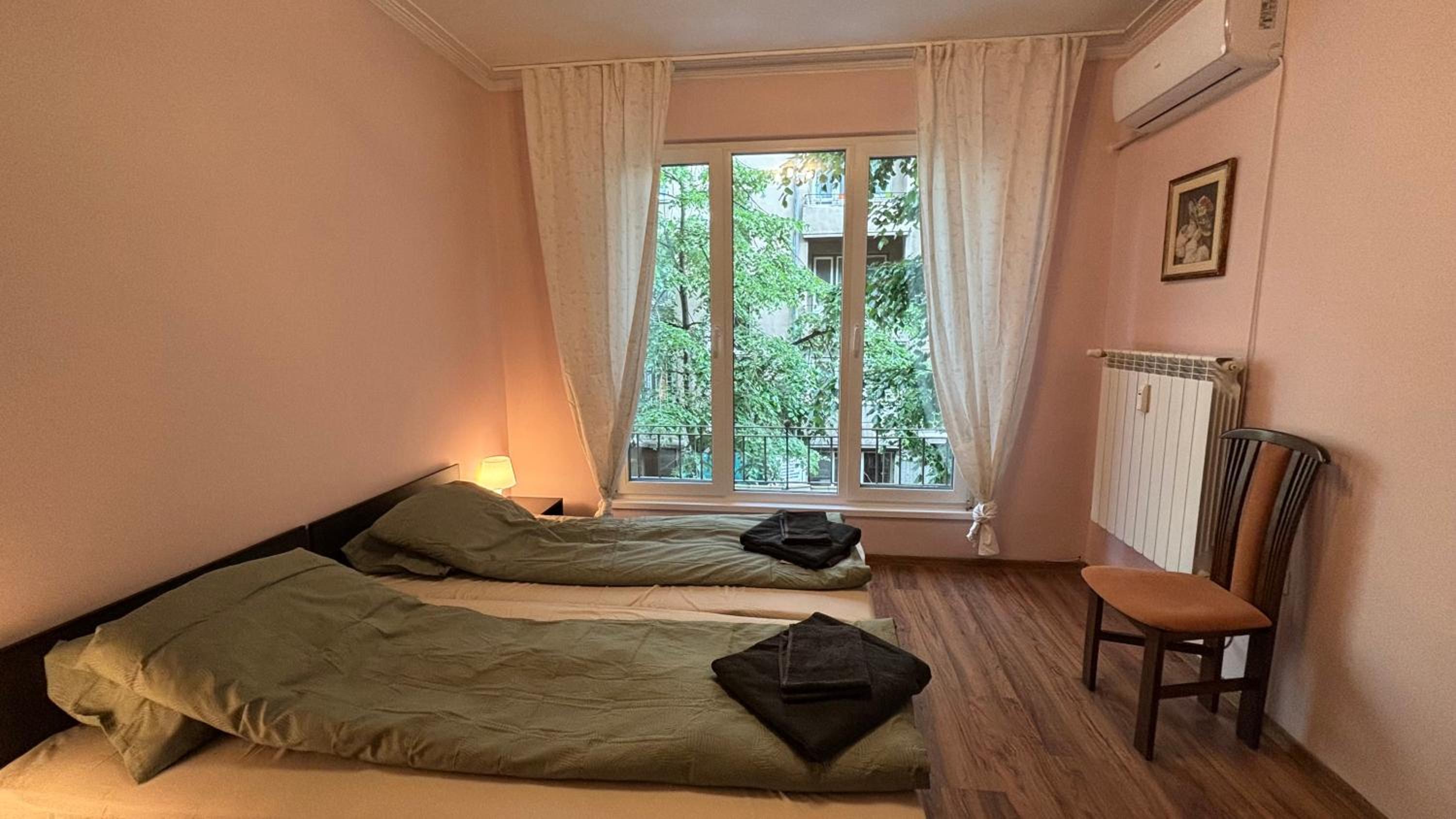 Quiet 2 bedrooms downtown apart