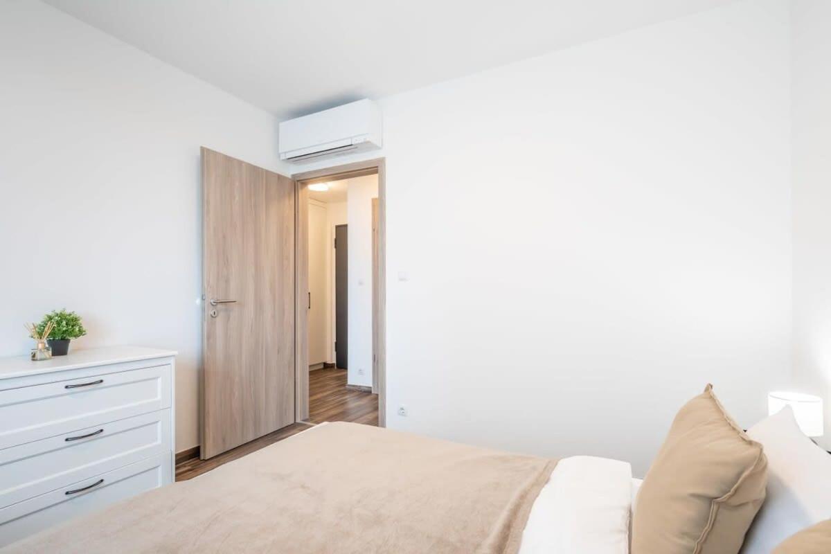 Balcony - Easy Parking - Comfy Home view 3