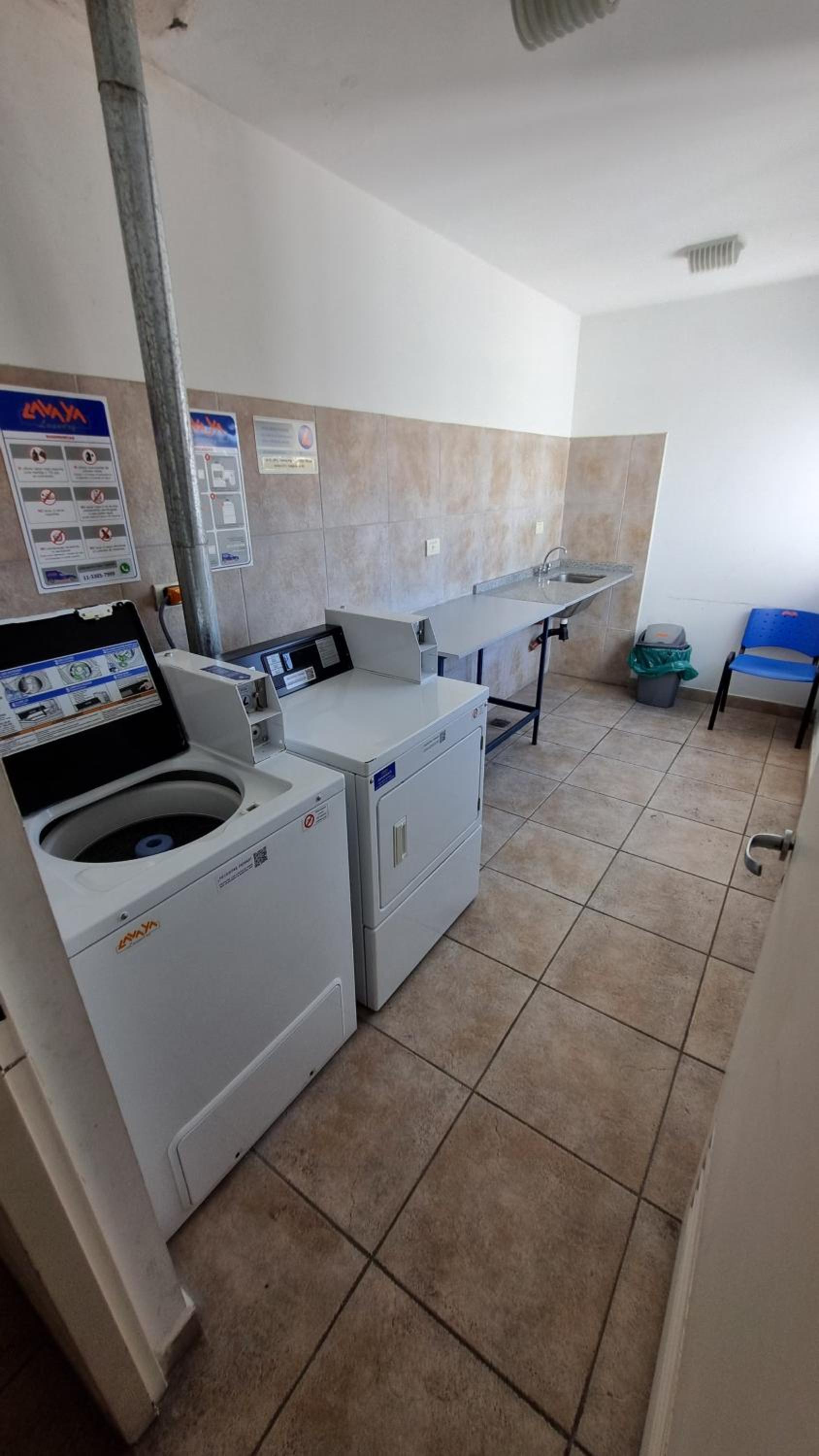 Luminoso en último piso. Con laundry, parrilla y pileta