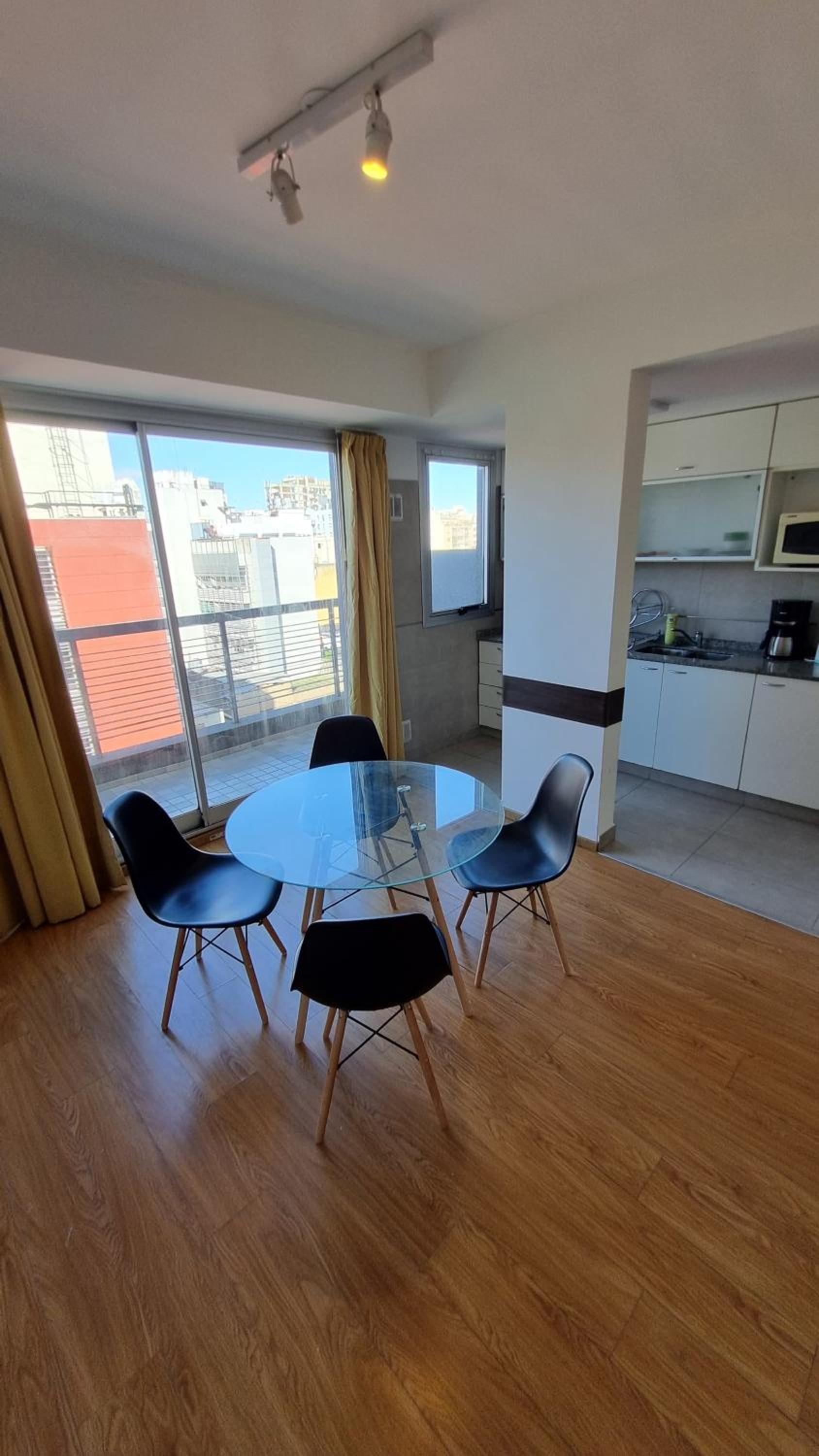 Luminoso en último piso. Con laundry, parrilla y pileta