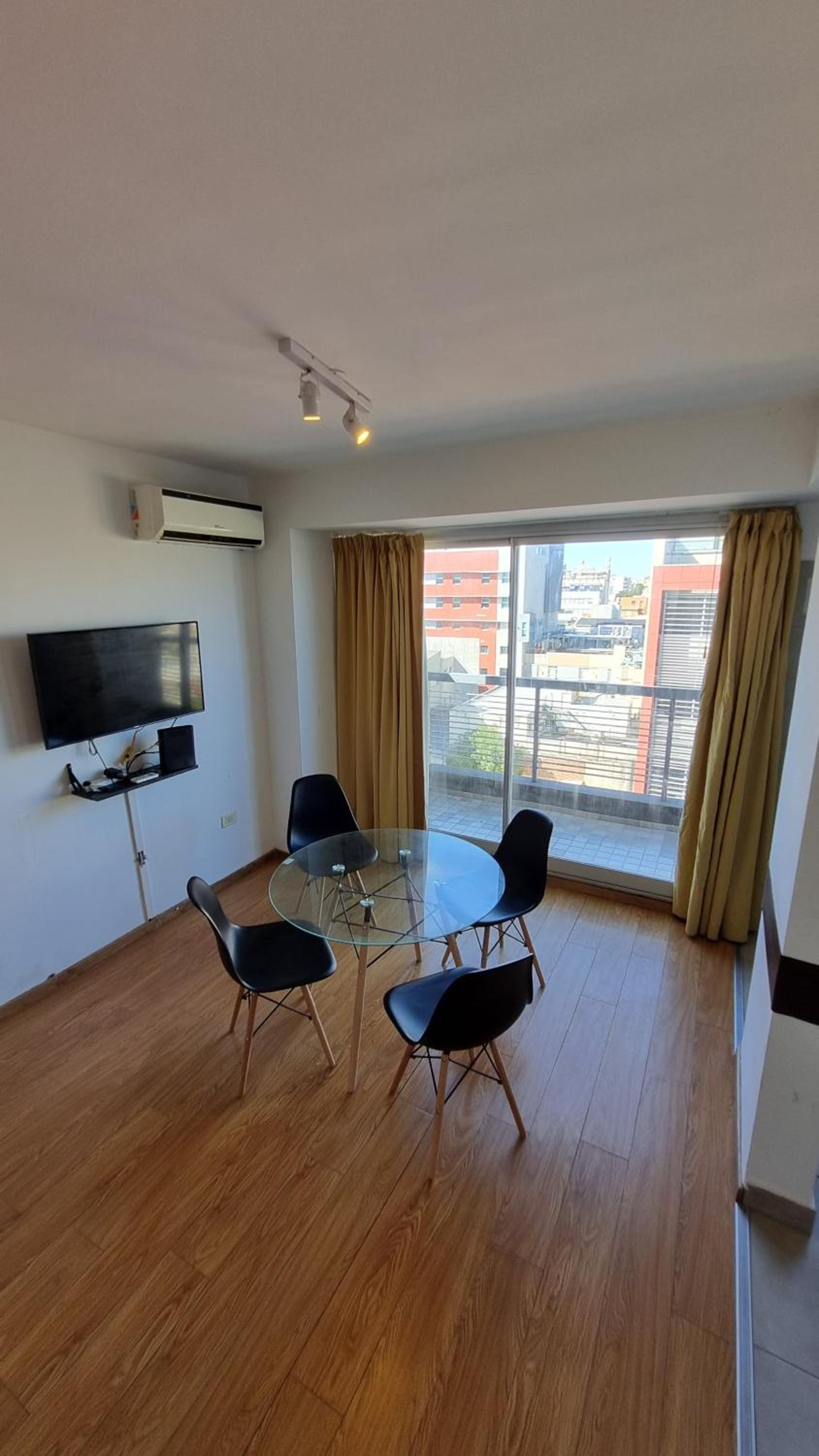 Luminoso en último piso. Con laundry, parrilla y pileta