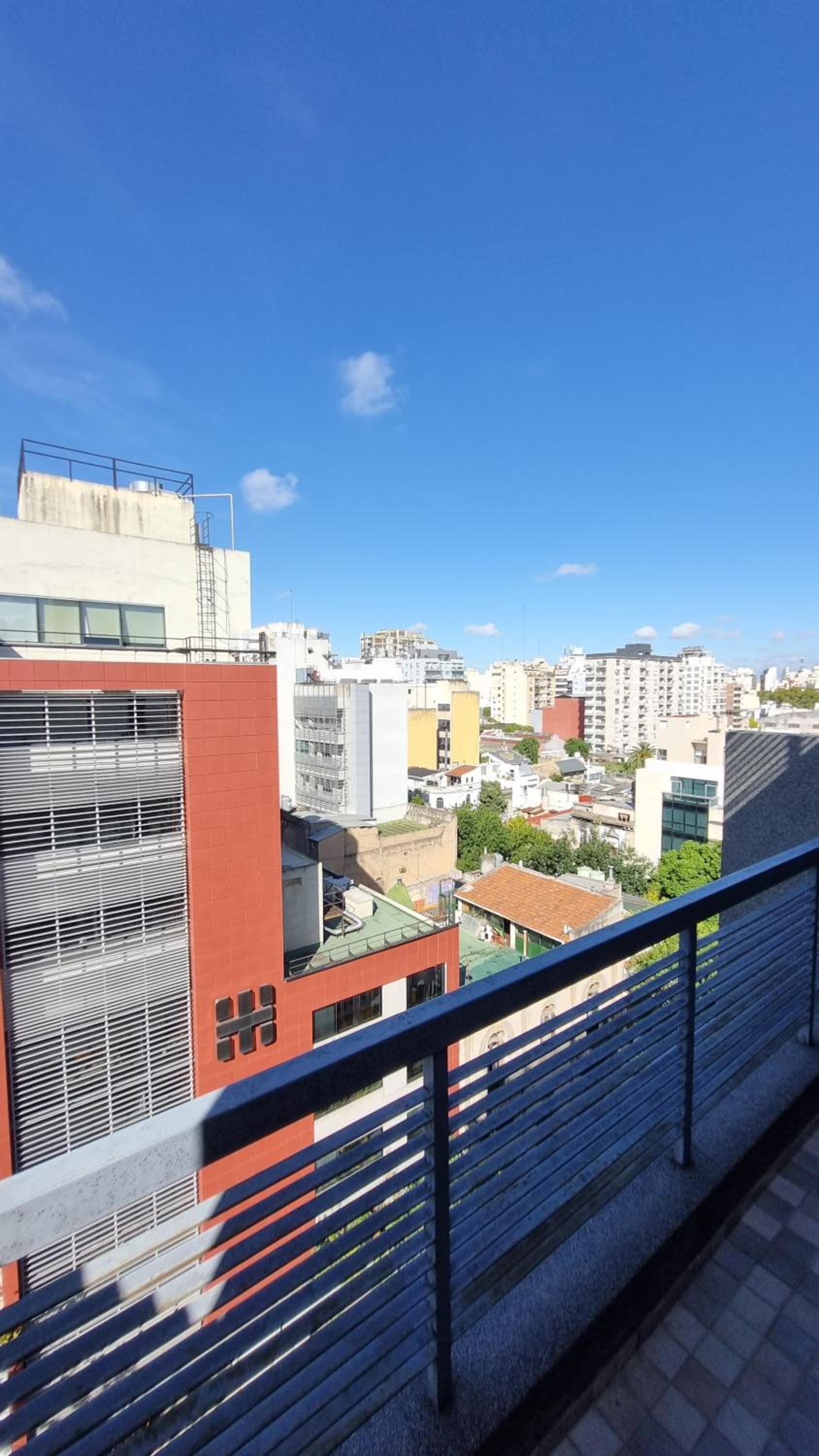 Luminoso en último piso. Con laundry, parrilla y pileta