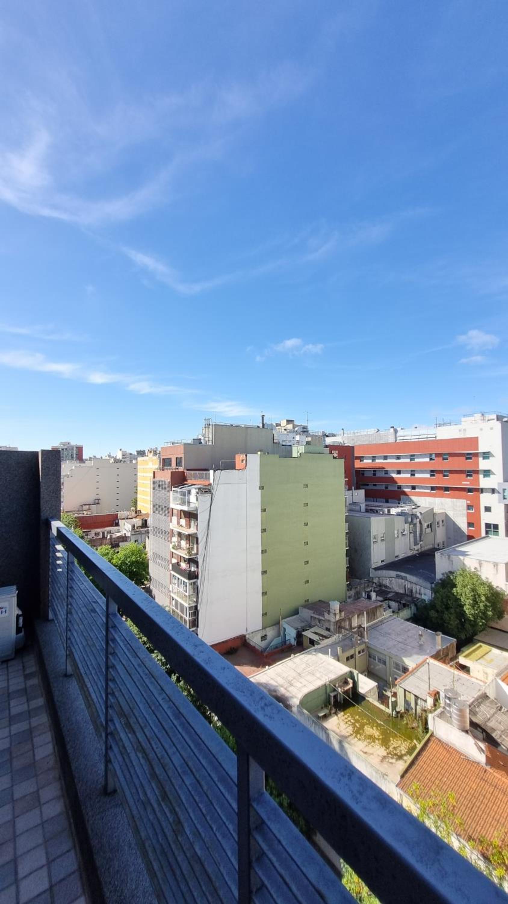 Luminoso en último piso. Con laundry, parrilla y pileta