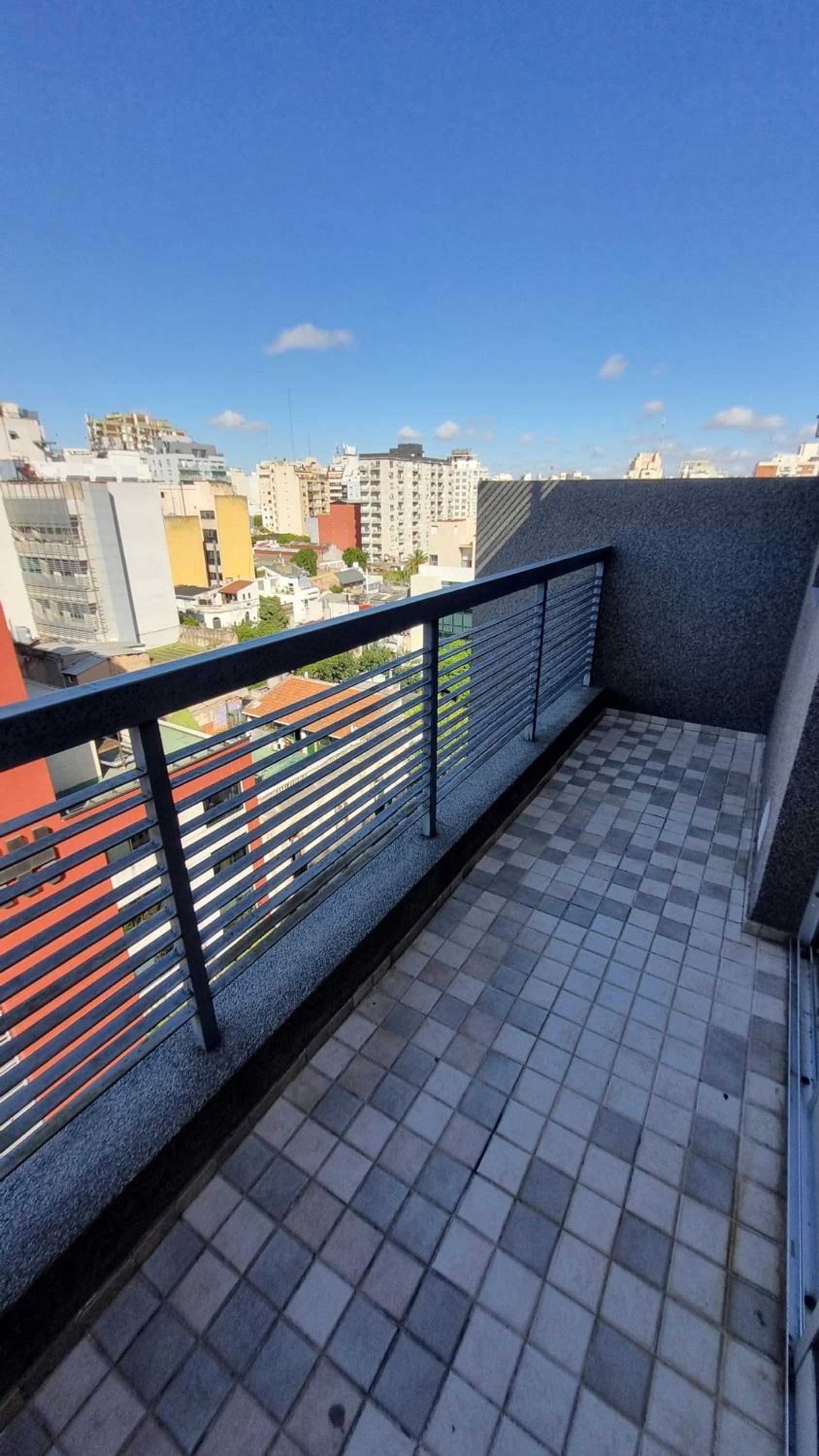 Luminoso en último piso. Con laundry, parrilla y pileta