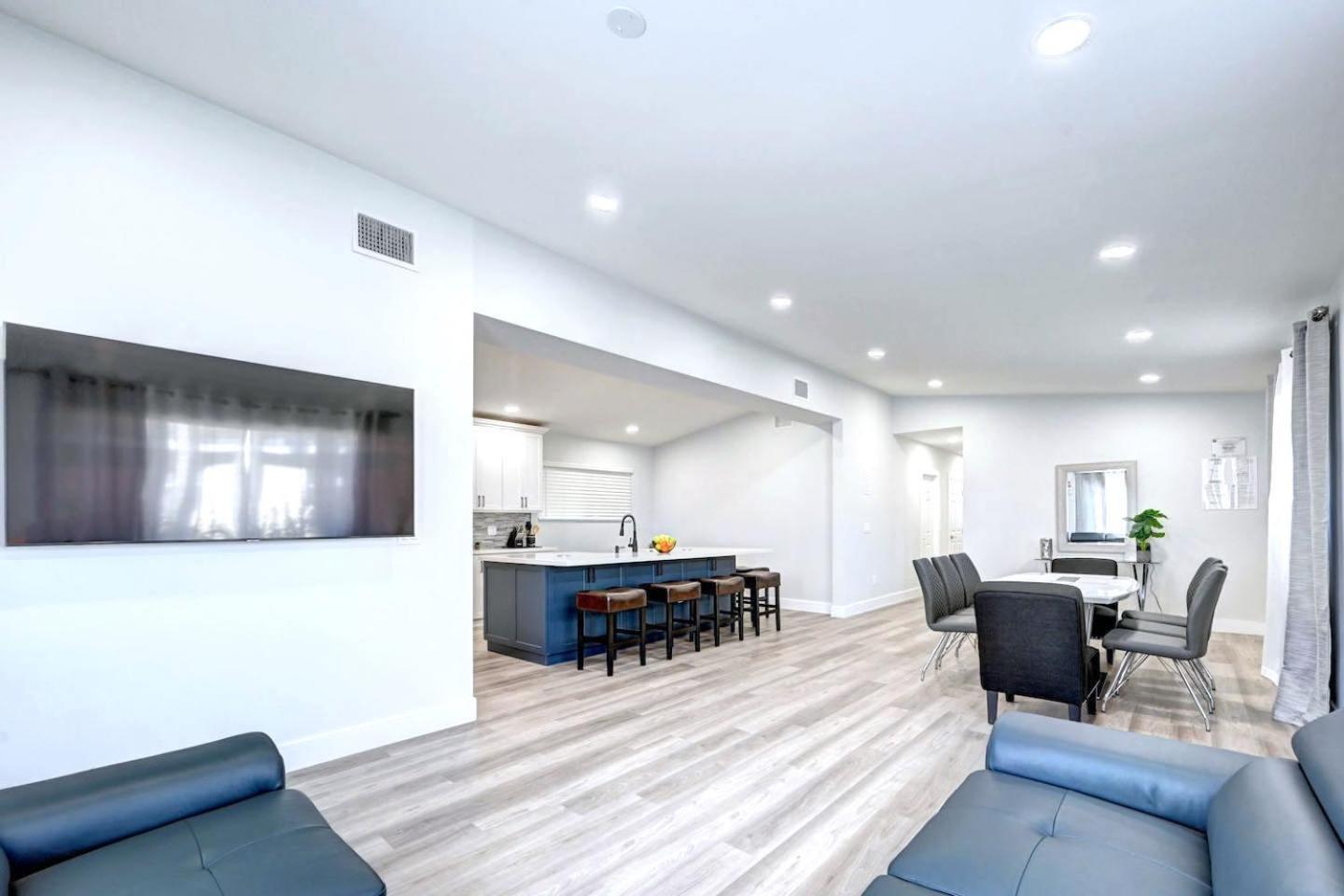 Walk to Beach Luxury 4BR & 4BA Villa Hollywood Lakes view 4