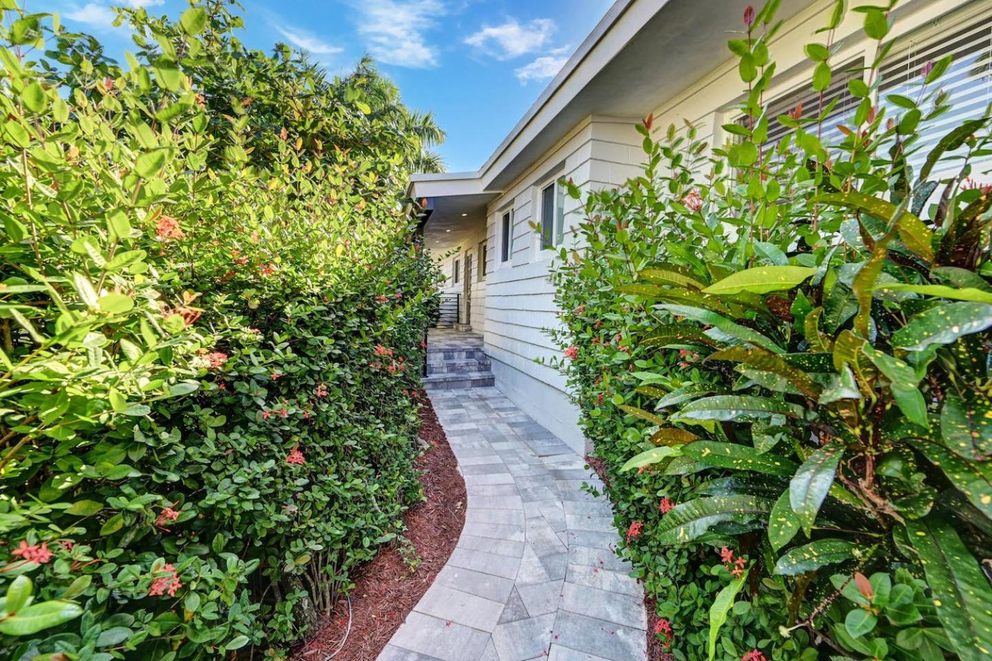 Walk to Beach Luxury 4BR & 4BA Villa Hollywood Lakes view 2