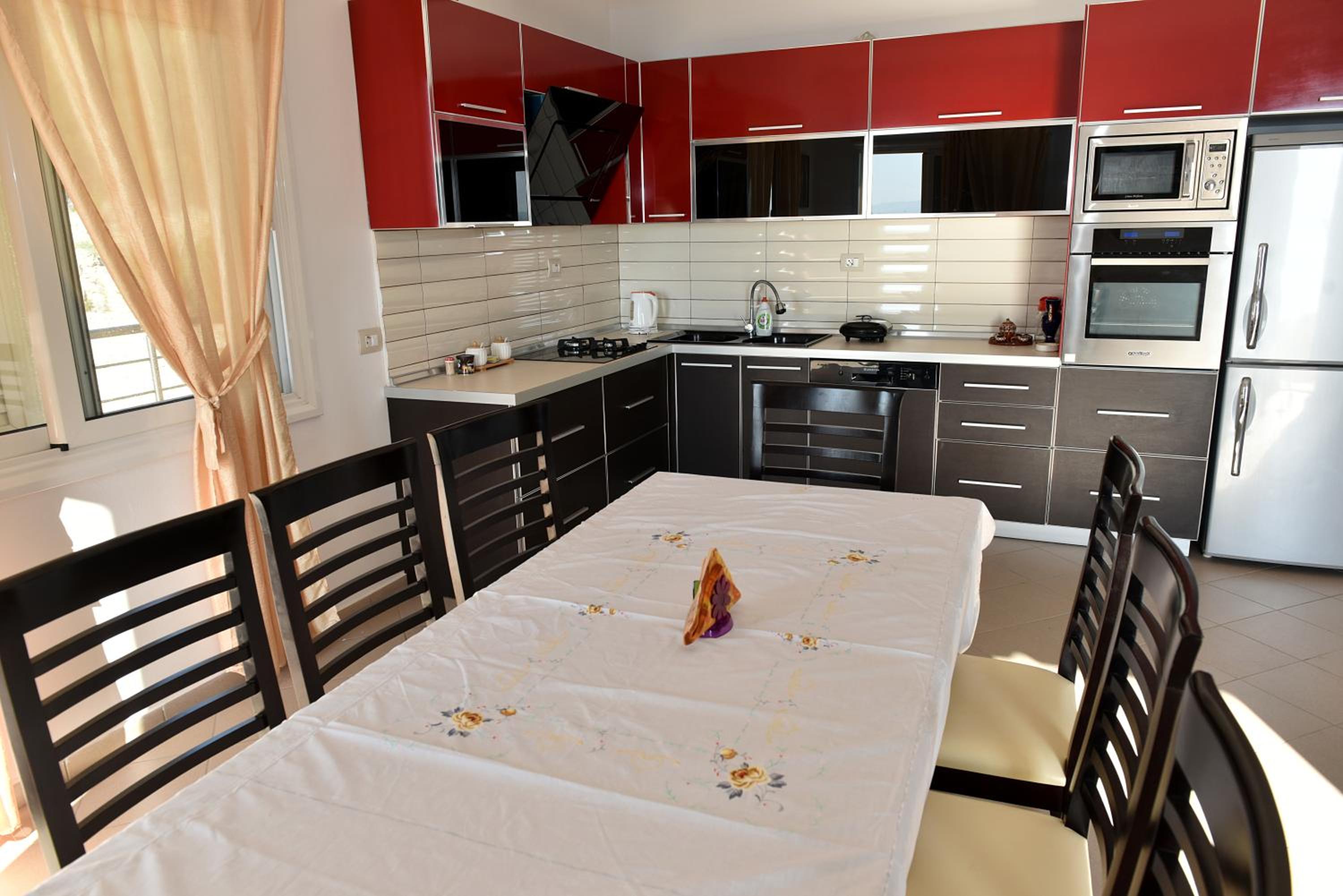 Vila Merkuri - 3-Storey Villa with Sea View