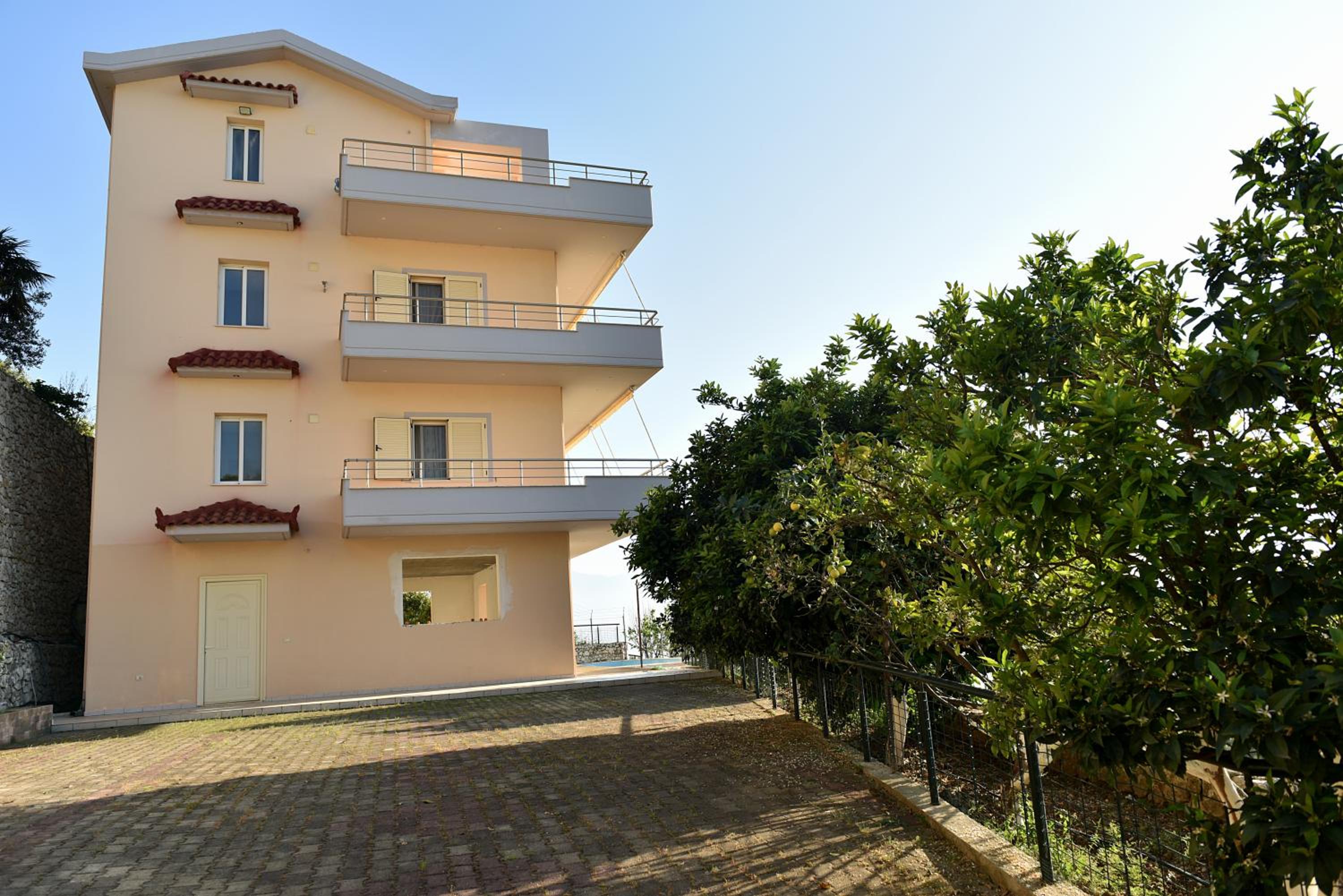 Vila Merkuri - 3-Storey Villa with Sea View
