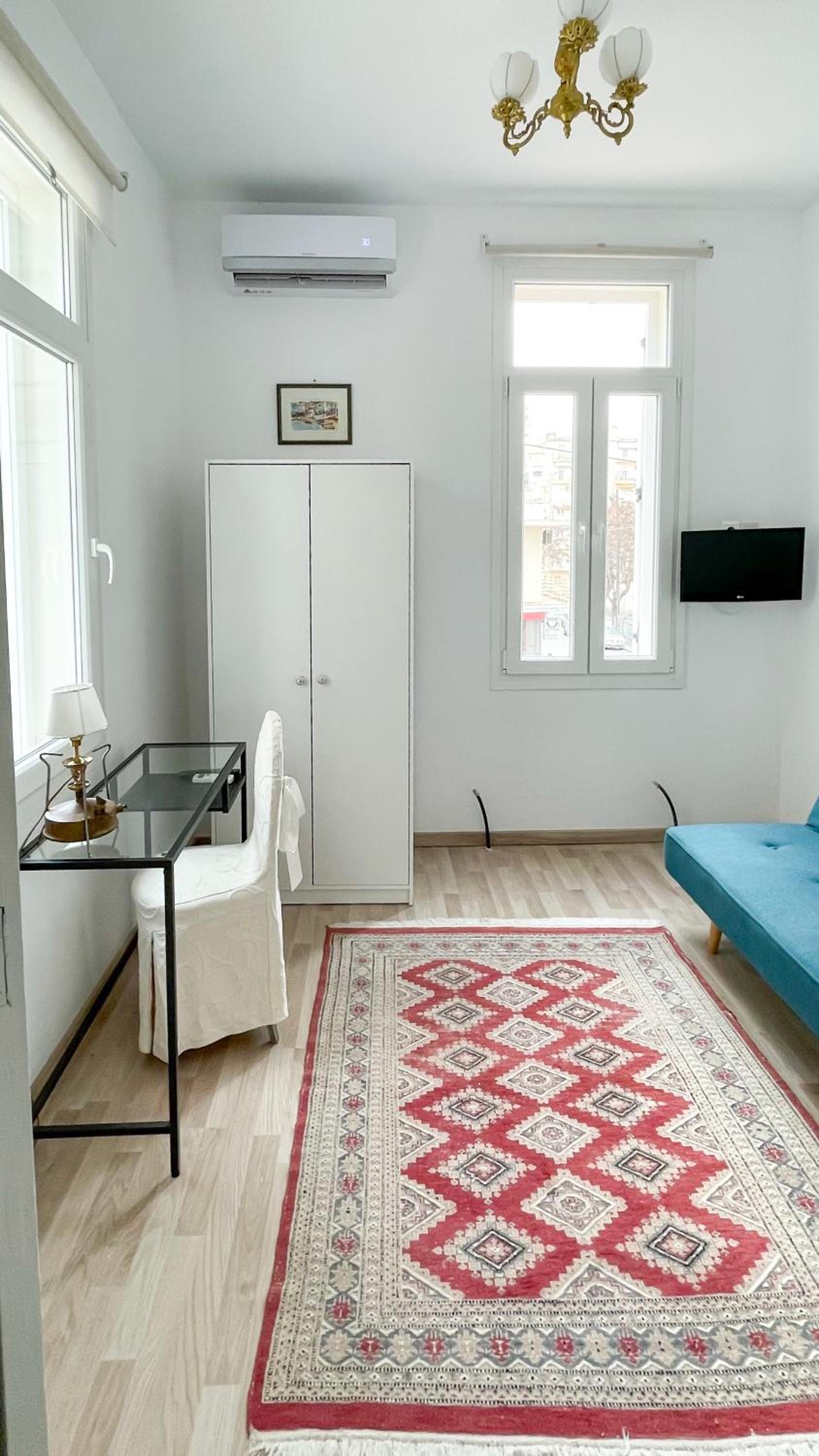 Bright & Spacious Apartment near city center. view 4