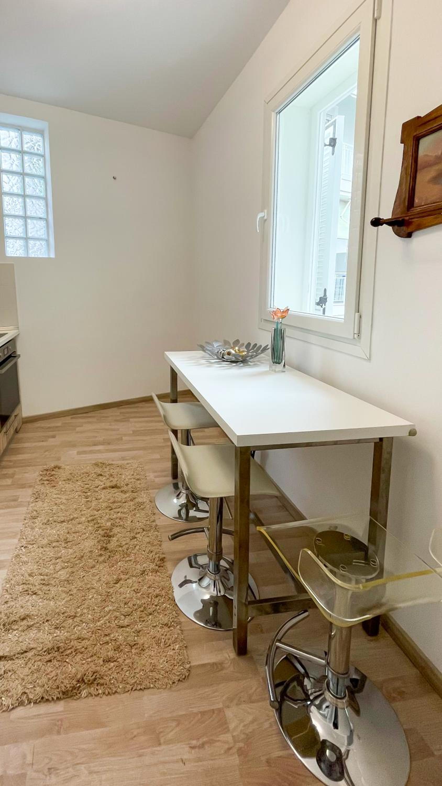 Bright & Spacious Apartment near city center. view 3