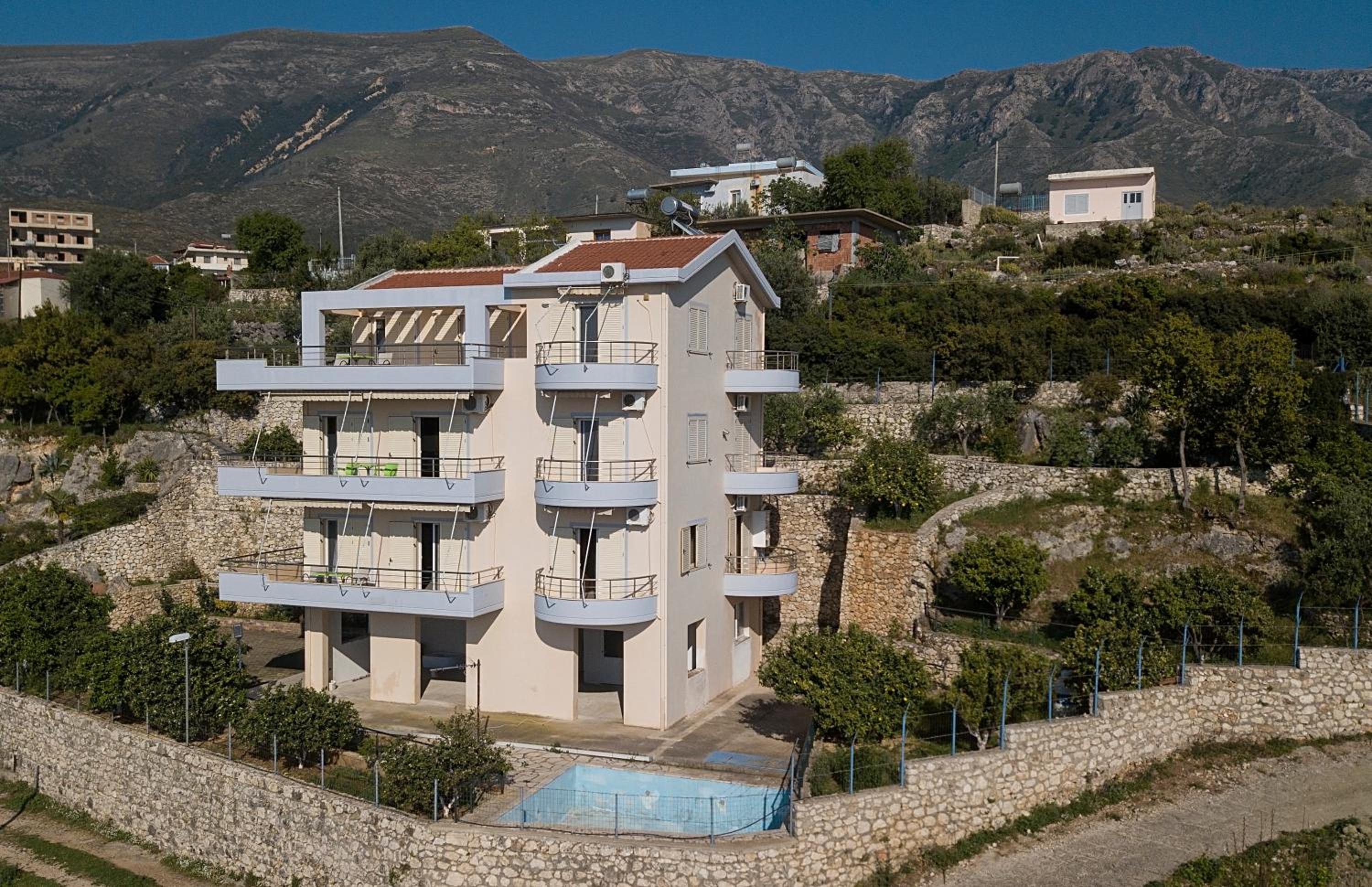 Vila Merkuri - 3-Storey Villa with Sea View
