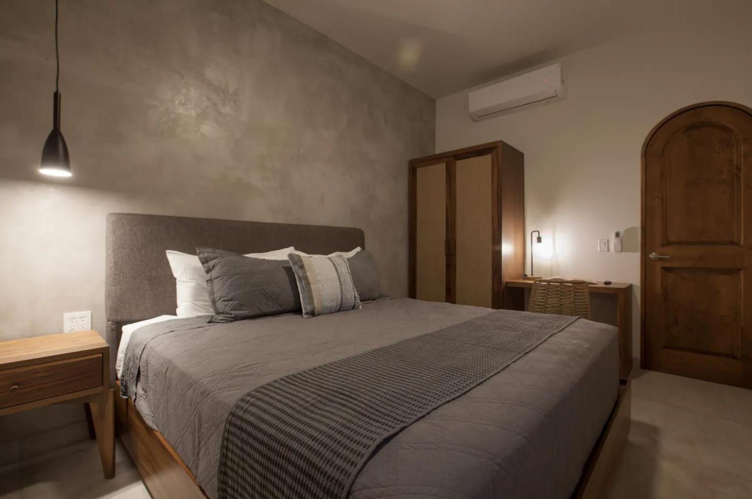 Departamentos & Villa Monarka, 1 Block from Malecon! view 4