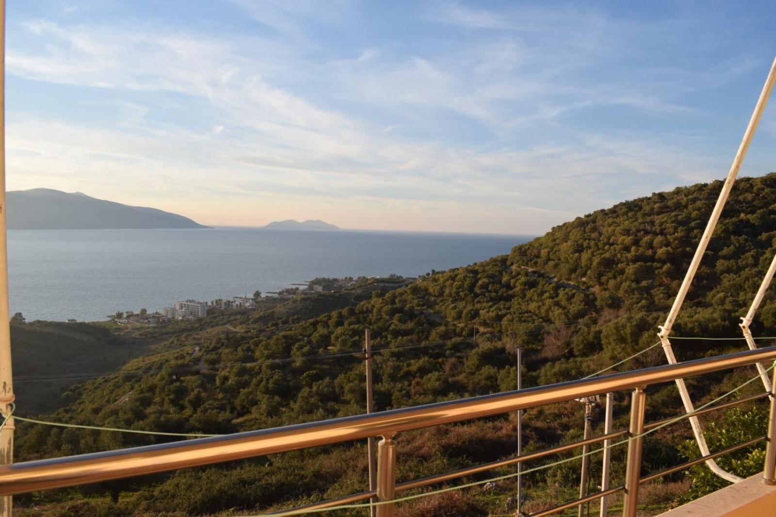 Vila Merkuri - 3-Storey Villa with Sea View