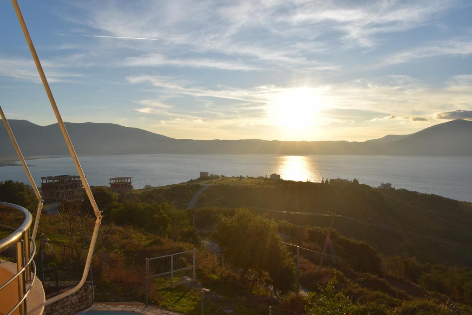 Vila Merkuri - 3-Storey Villa with Sea View