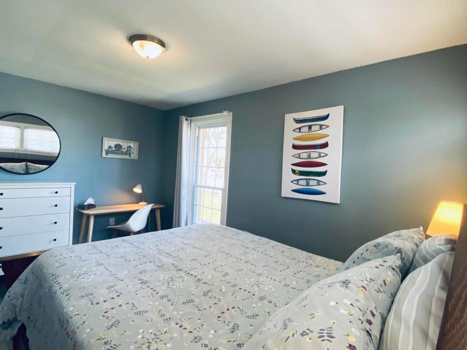 Picton Retreat - Walk to Downtown and Cozy, Stylish