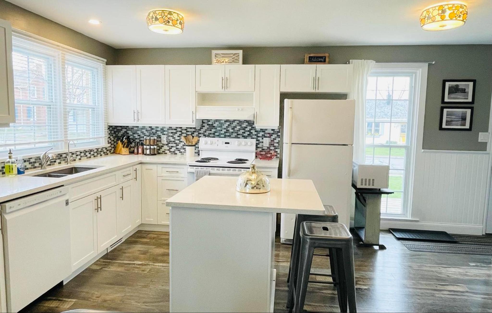 Picton Retreat - Walk to Downtown and Cozy, Stylish