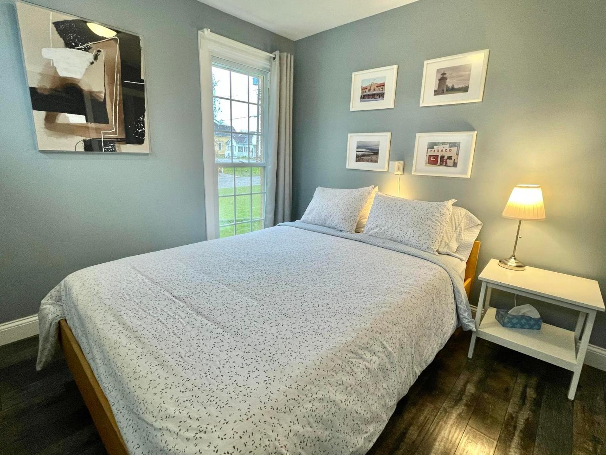 Picton Retreat - Walk to Downtown and Cozy, Stylish