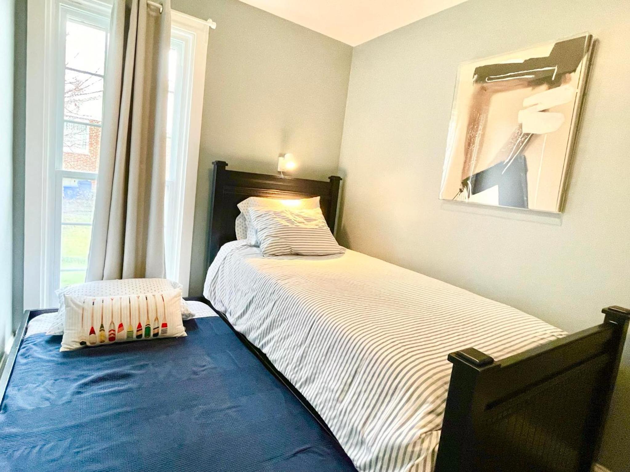 Picton Retreat - Walk to Downtown and Cozy, Stylish