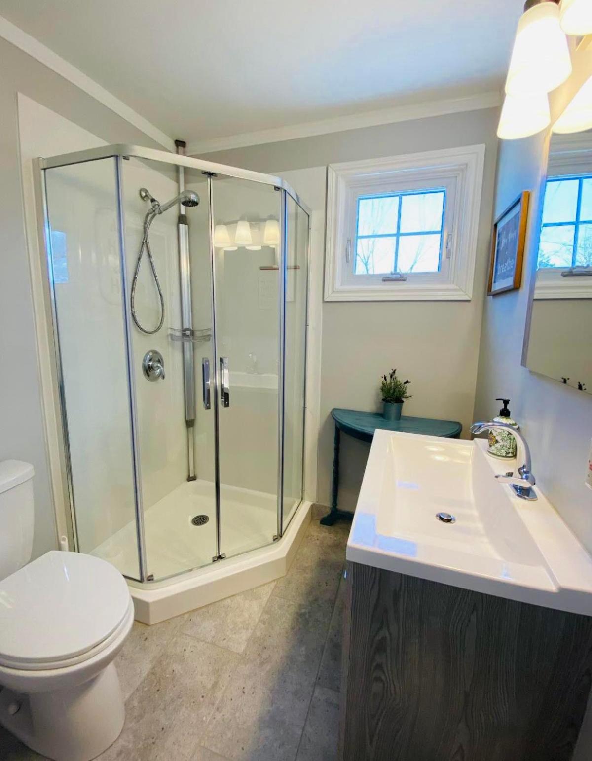 Picton Retreat - Walk to Downtown and Cozy, Stylish