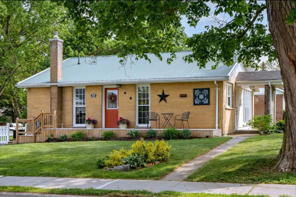 Picton Retreat - Walk to Downtown and Cozy, Stylish