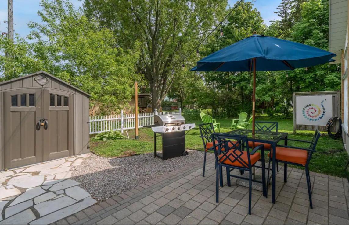 Picton Retreat - Walk to Downtown and Cozy, Stylish