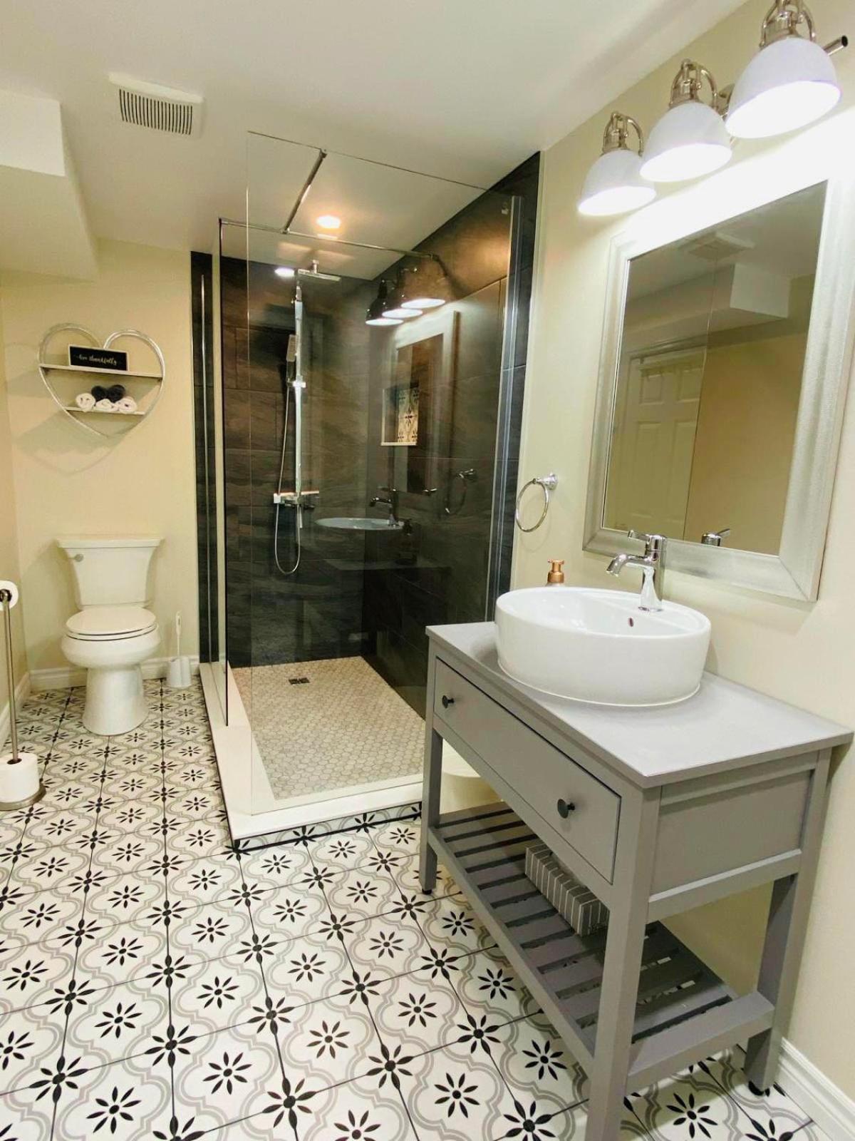Picton Retreat - Walk to Downtown and Cozy, Stylish