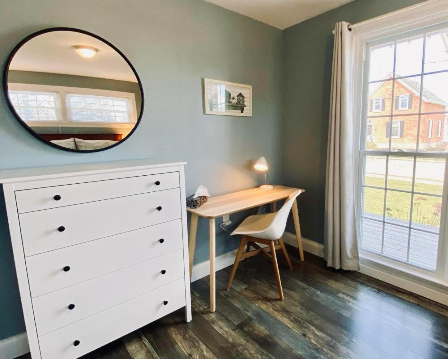 Picton Retreat - Walk to Downtown and Cozy, Stylish
