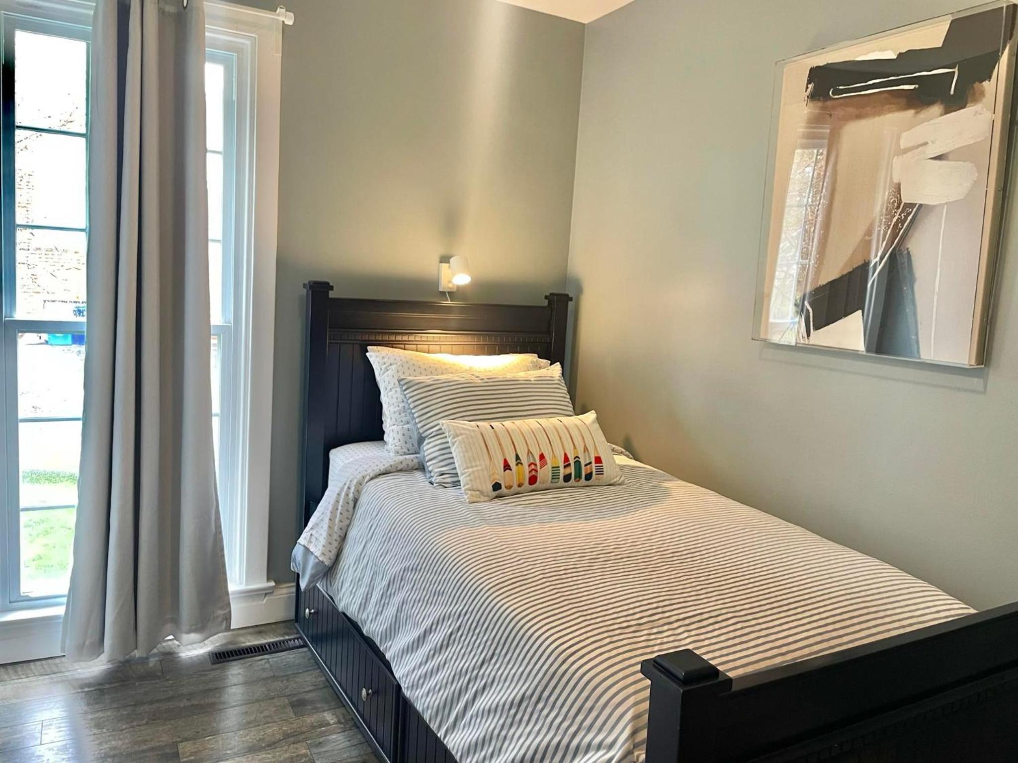 Picton Retreat - Walk to Downtown and Cozy, Stylish