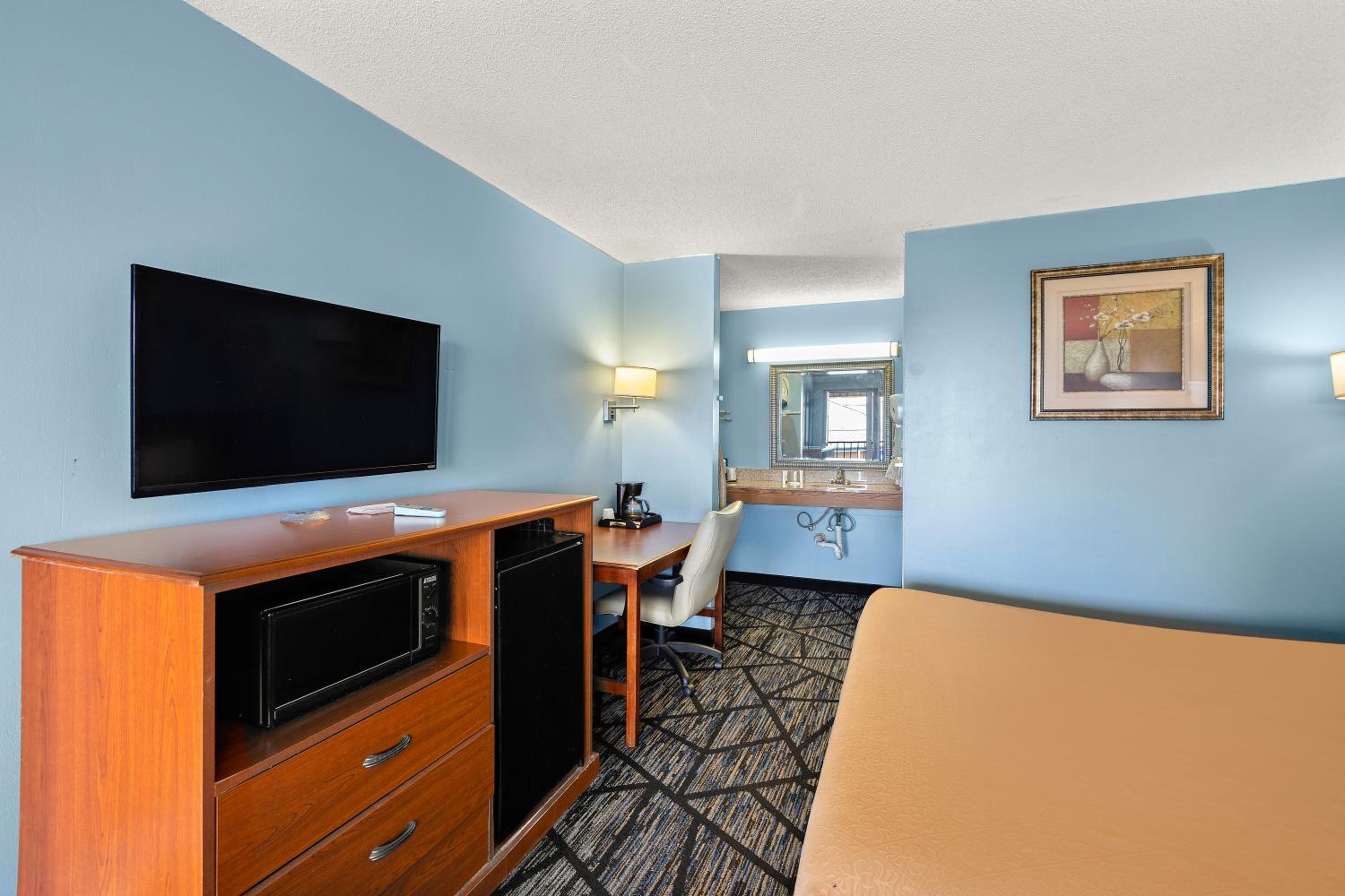 Americas Best Value Inn-Celina - Property Image 13
