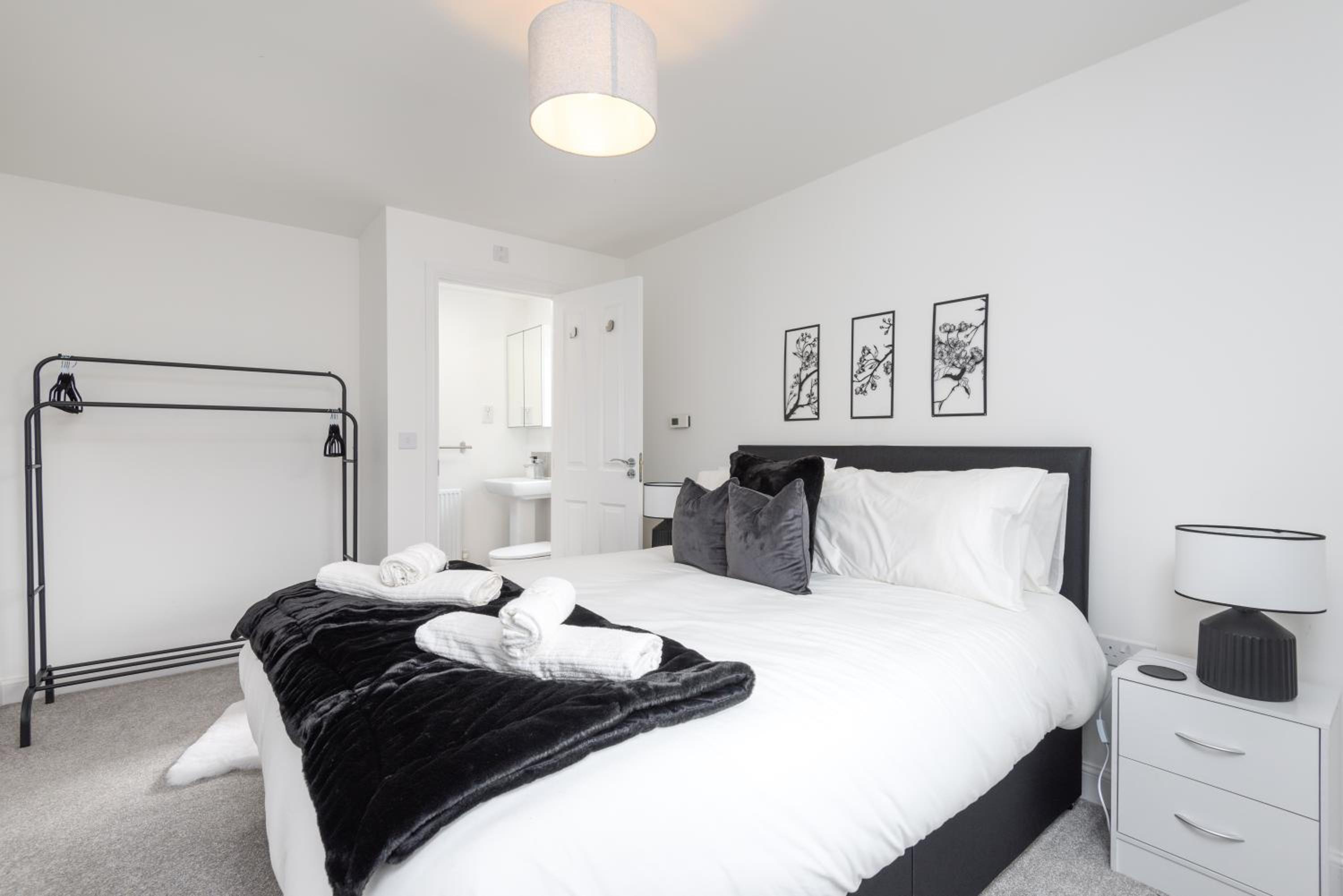 Spacious 3 Bedroom House In Canterbury with Garden and Driveway - Sleeps 7 view 2