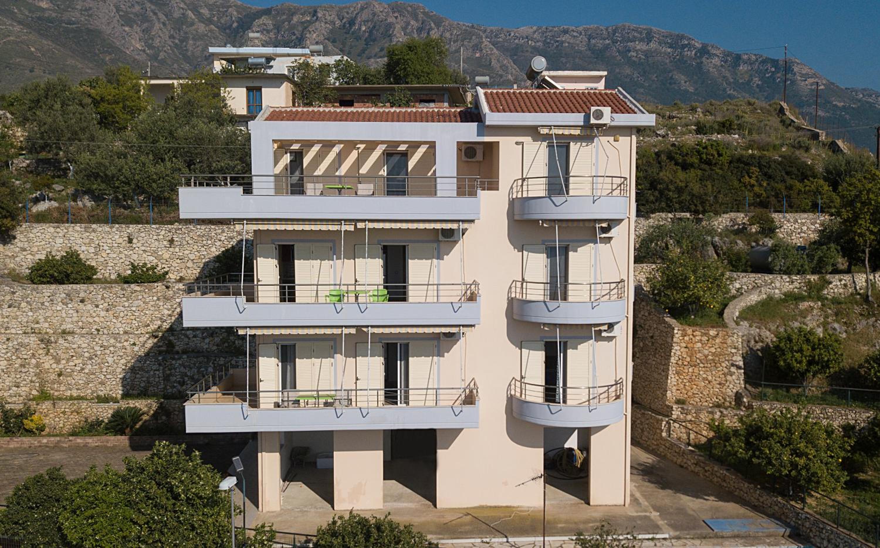 Vila Merkuri - 3-Storey Villa with Sea View