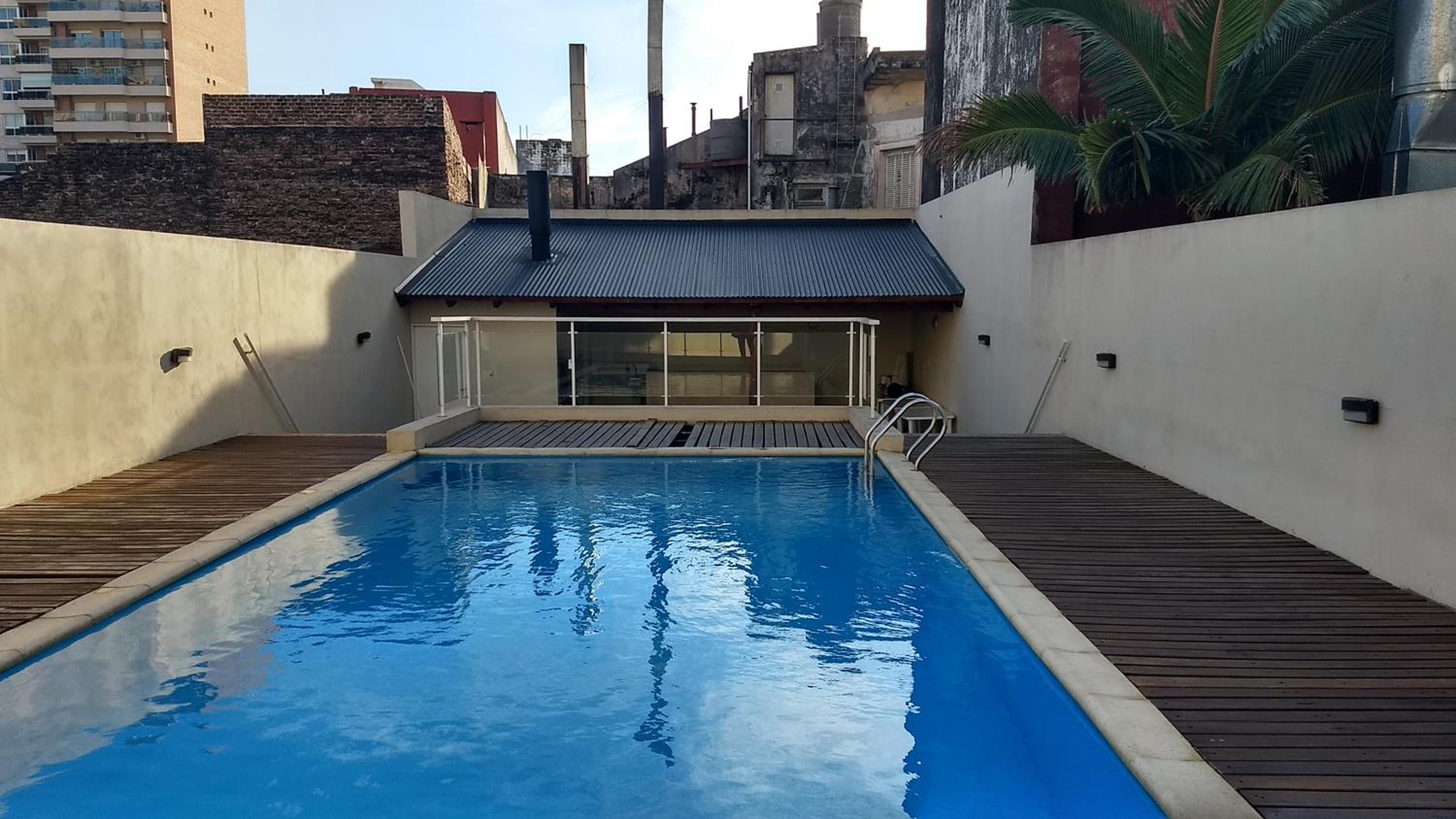 Maipú y Avenida Pellegrini - Parking privado con costo adicional