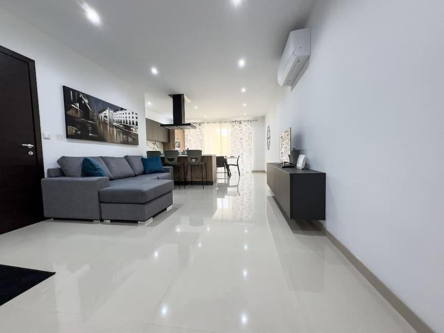 Hillcrest 3 Bedroom Apartment view 4