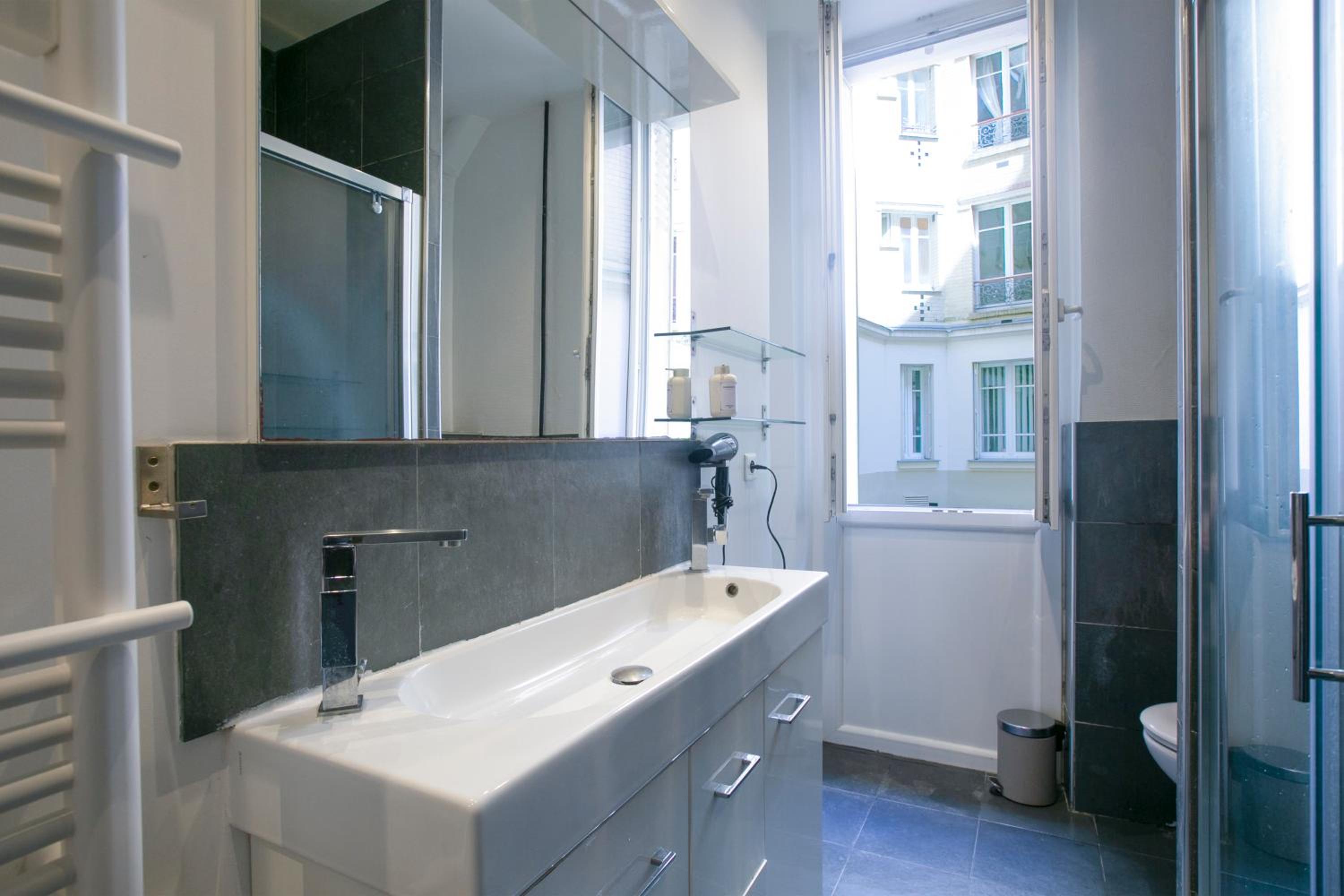 Warm 2 bedrooms apartement - c38