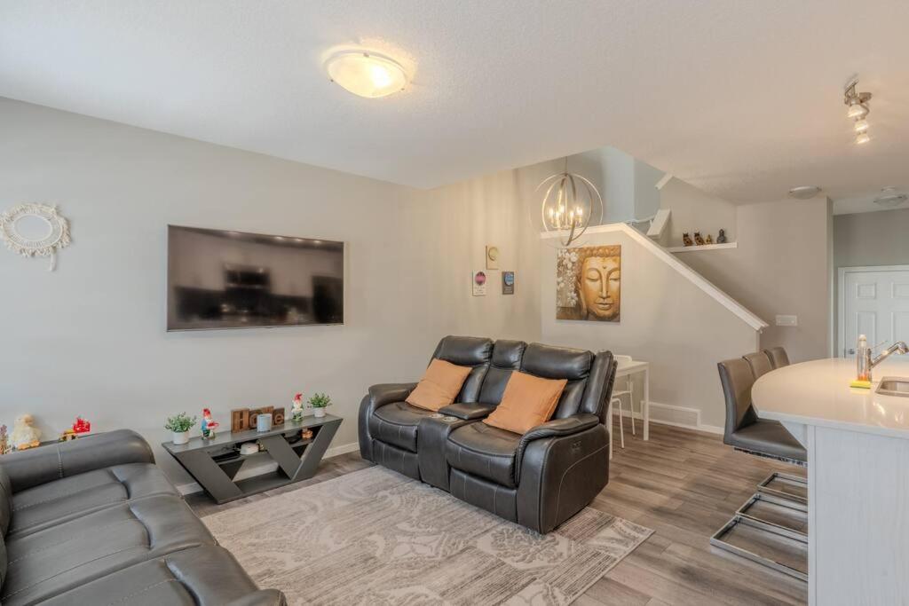 Sweat 3bedroom home near YYC