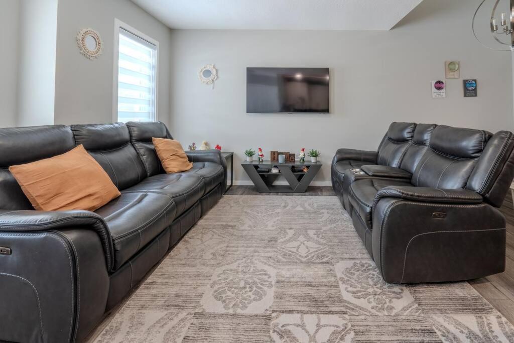Sweat 3bedroom home near YYC