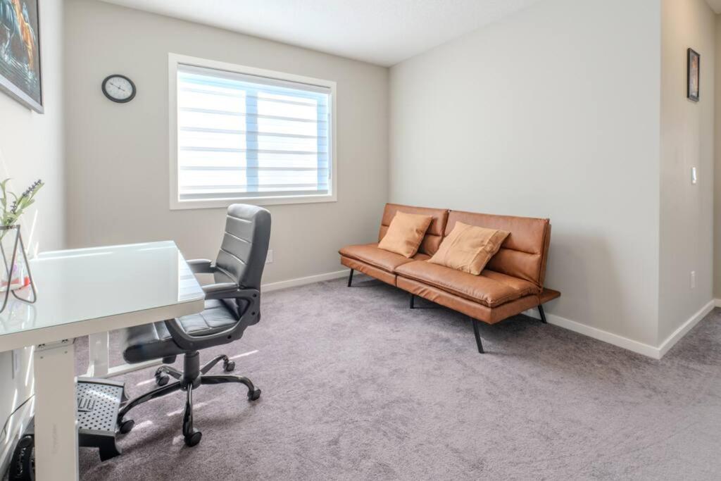 Sweat 3bedroom home near YYC
