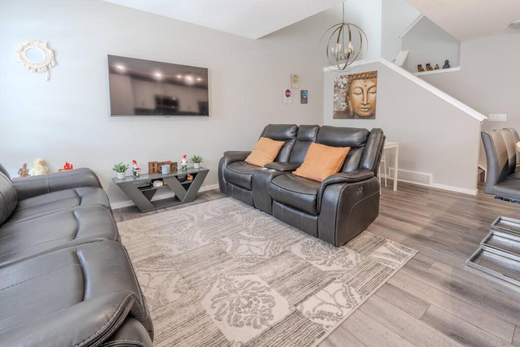 Sweat 3bedroom home near YYC