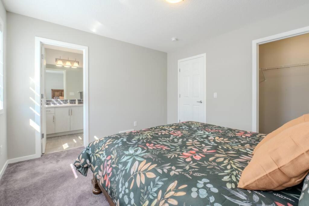 Sweat 3bedroom home near YYC