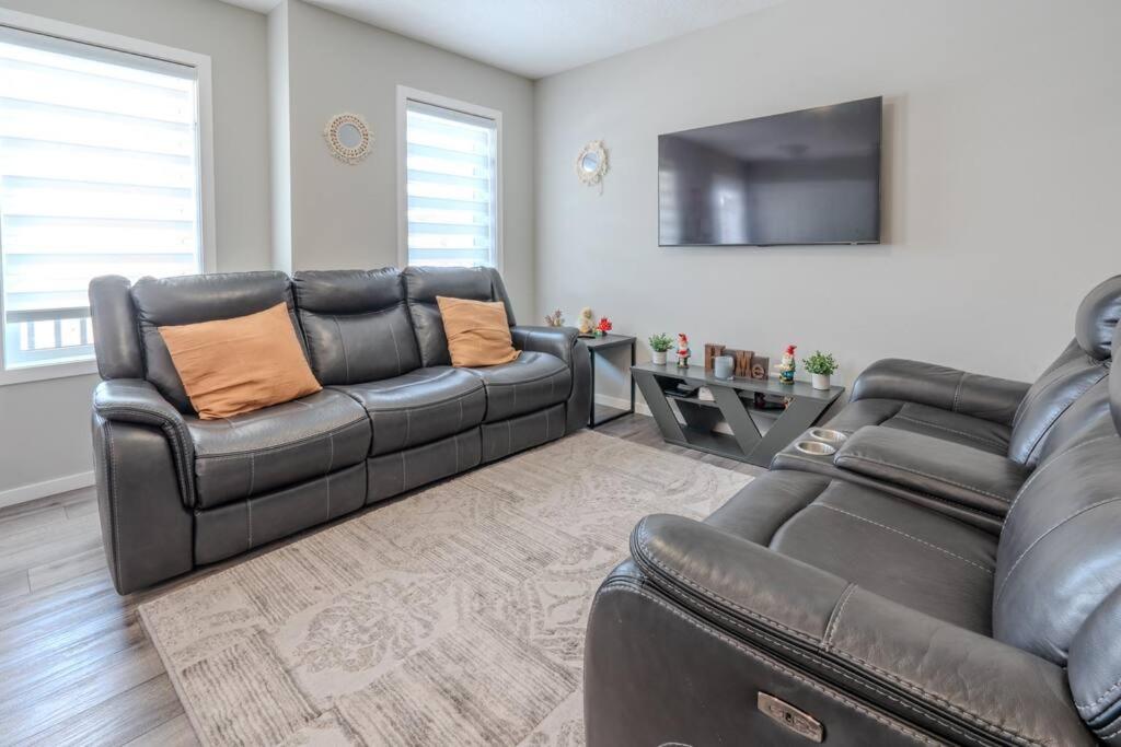 Sweat 3bedroom home near YYC