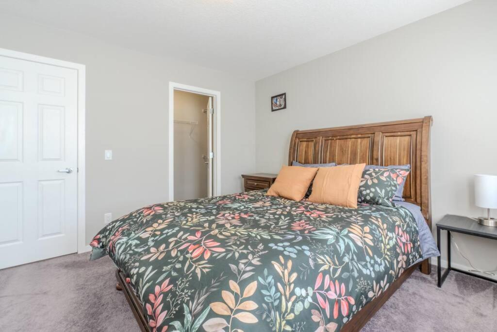 Sweat 3bedroom home near YYC