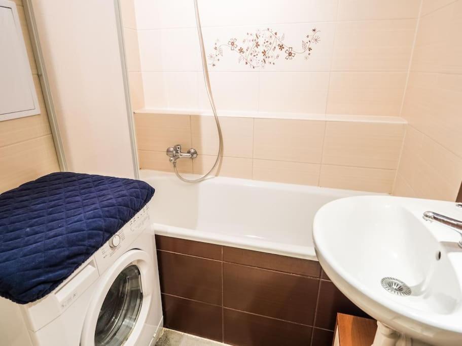 Cosy 2 bedroom flat close to the town with parking view 2