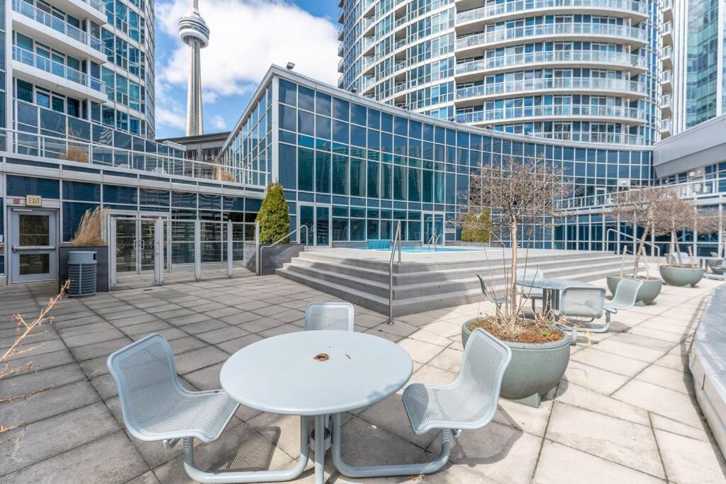 Toronto Views ~ Pool ~ BBQ ~ Harbourfront ~ WIFI