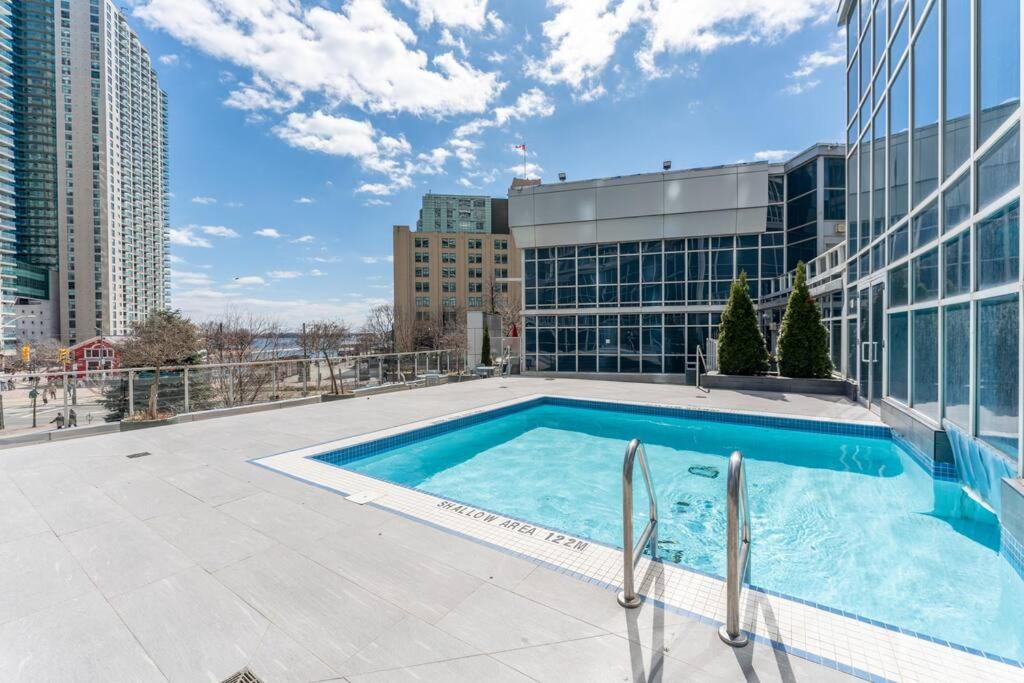Toronto Views ~ Pool ~ BBQ ~ Harbourfront ~ WIFI