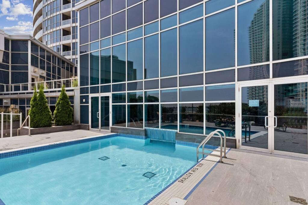 Toronto Views ~ Pool ~ BBQ ~ Harbourfront ~ WIFI